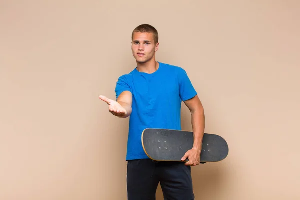 Joven Hombre Rubio Sonriendo Felizmente Con Mirada Amistosa Segura Positiva — Foto de Stock