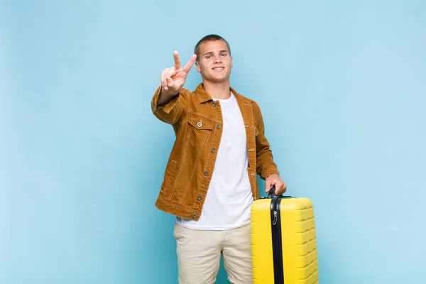 Joven Hombre Rubio Sonriendo Luciendo Feliz Despreocupado Positivo Haciendo Gestos — Foto de Stock