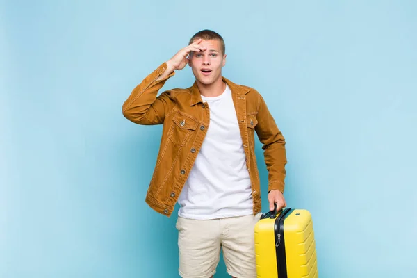 Joven Hombre Rubio Mirando Feliz Asombrado Sorprendido Sonriendo Realizando Increíbles — Foto de Stock