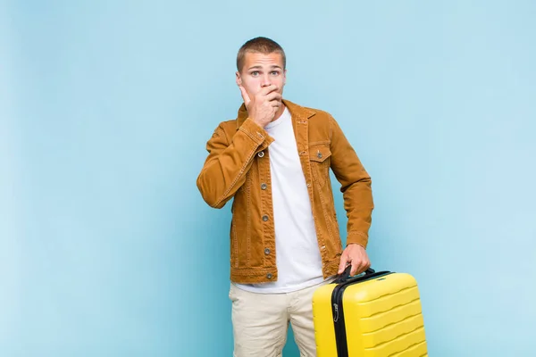 Mladý Blondýnka Muž Zakrývá Ústa Rukama Šokovaným Překvapeným Výrazem Drží — Stock fotografie