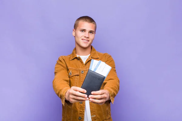 Joven Hombre Rubio Sonriendo Felizmente Con Mirada Amistosa Segura Positiva —  Fotos de Stock