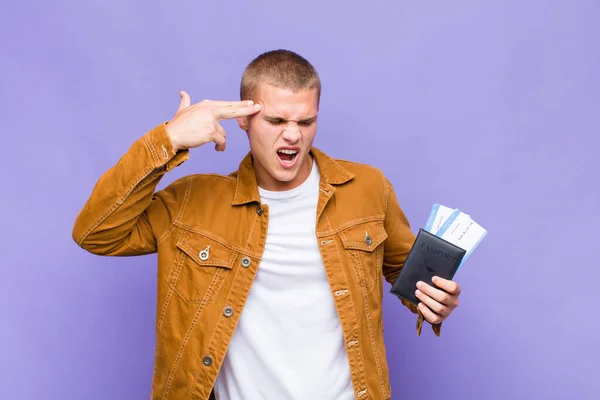 Giovane Uomo Biondo Che Sembra Infelice Stressato Gesto Suicida Facendo — Foto Stock