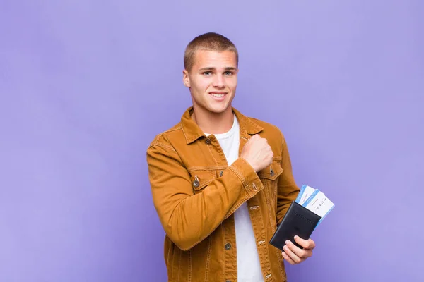 Jovem Loira Sentindo Feliz Positivo Bem Sucedido Motivado Enfrentar Desafio — Fotografia de Stock