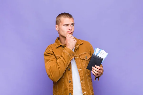 Giovane Uomo Biondo Che Pensa Sente Dubbioso Confuso Con Diverse — Foto Stock