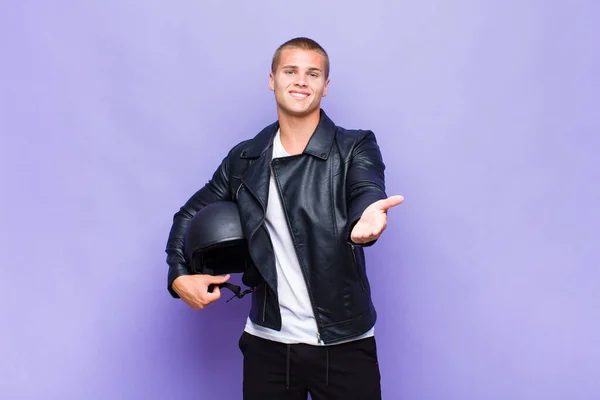 Jovem Loira Sorrindo Feliz Com Amigável Confiante Olhar Positivo Oferecendo — Fotografia de Stock