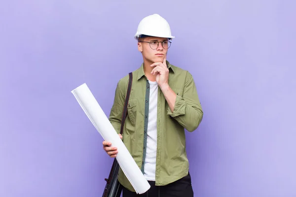 Jonge Blonde Man Glimlachen Gelukkig Dagdromen Twijfelen Kijken Naar Zijkant — Stockfoto