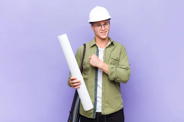 Ung Blond Man Känner Sig Glad Positiv Och Framgångsrik Motiverad — Stockfoto