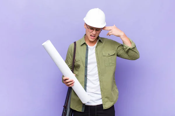 Ung Blond Man Ser Olycklig Och Stressad Självmord Gest Gör — Stockfoto