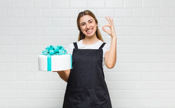 Blonde Hübsche Frau Fühlt Sich Glücklich Entspannt Und Zufrieden Zeigt — Stockfoto