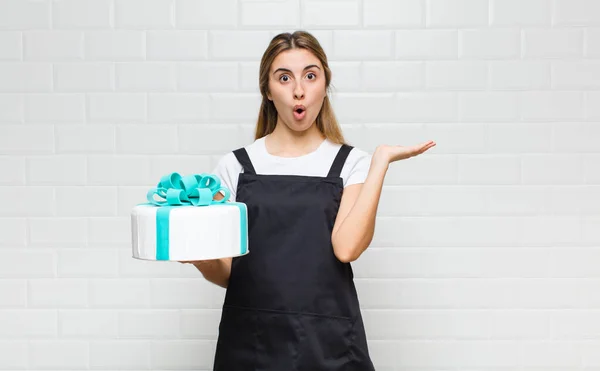 Blonde Pretty Woman Looking Surprised Shocked Jaw Dropped Holding Object — Stock Photo, Image