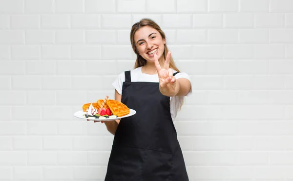 Mulher Bonita Loira Sorrindo Olhando Feliz Despreocupado Positivo Gesticulando Vitória — Fotografia de Stock