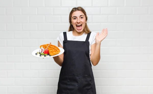 Bionda Bella Donna Sentirsi Felice Eccitato Sorpreso Scioccato Sorridente Stupito — Foto Stock