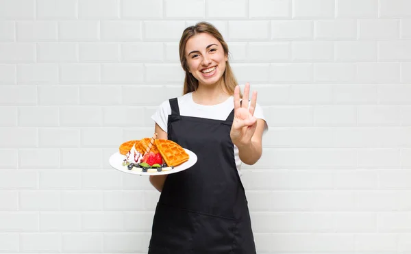 Mulher Bonita Loira Sorrindo Olhando Amigável Mostrando Número Três Terceiro — Fotografia de Stock