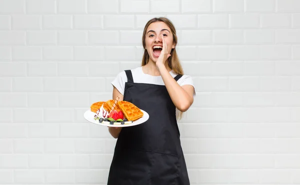 Bionda Bella Donna Sentirsi Felice Eccitato Positivo Dando Grande Grido — Foto Stock