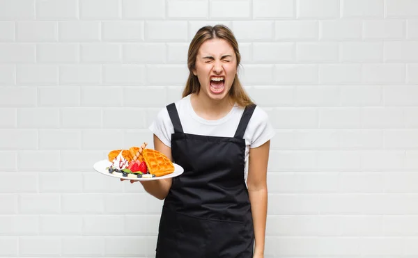 Bionda Bella Donna Gridando Aggressivamente Guardando Molto Arrabbiato Frustrato Indignato — Foto Stock