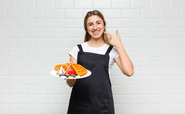 Mulher Bonita Loira Sorrindo Confiantemente Apontando Para Próprio Sorriso Largo — Fotografia de Stock