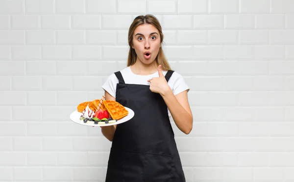 Bionda Bella Donna Guardando Scioccato Sorpreso Con Bocca Spalancata Indicando — Foto Stock