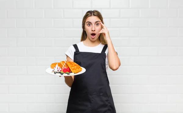 Bionda Bella Donna Guardando Sorpreso Bocca Aperta Scioccato Realizzando Nuovo — Foto Stock