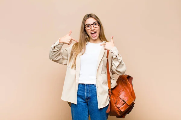 Blond Mooi Vrouw Gevoel Gelukkig Verrast Trots Wijzend Naar Zelf — Stockfoto