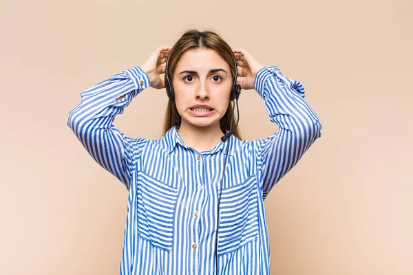 Szőke Csinos Érzés Stresszes Aggódik Ideges Vagy Ijedt Kezek Fejen — Stock Fotó