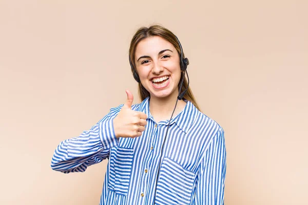 Mulher Bonita Loira Sentindo Orgulhosa Despreocupada Confiante Feliz Sorrindo Positivamente — Fotografia de Stock