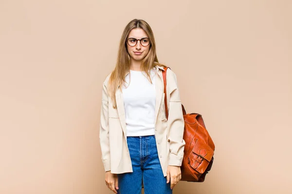 Blond Mooi Vrouw Gevoel Verdrietig Boos Boos Kijken Naar Kant — Stockfoto