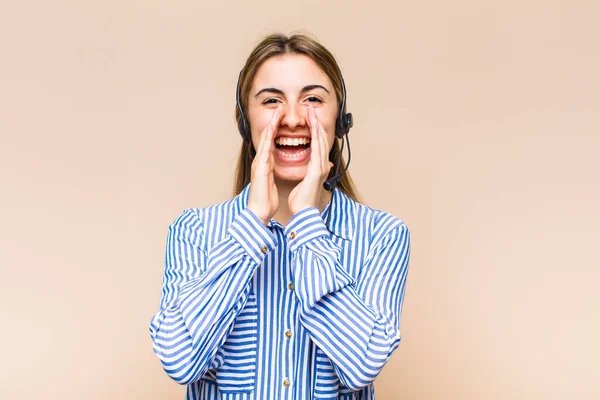 Mulher Bonita Loira Sentindo Feliz Animado Positivo Dando Grande Grito — Fotografia de Stock