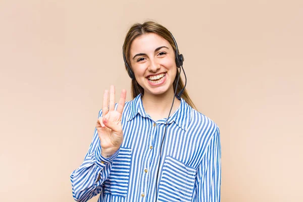 Blond Mooi Vrouw Glimlachen Kijken Vriendelijk Tonen Nummer Twee Tweede — Stockfoto