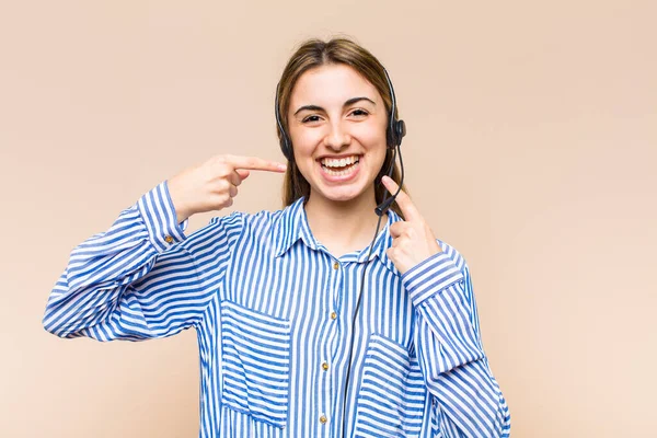 Mulher Bonita Loira Sorrindo Confiantemente Apontando Para Próprio Sorriso Largo — Fotografia de Stock