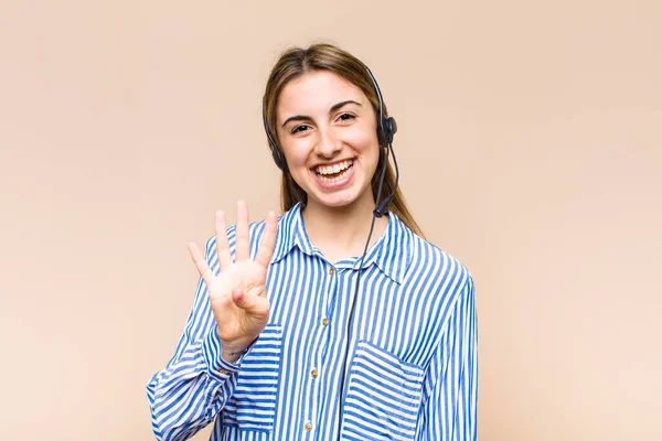 Blond Mooi Vrouw Glimlachen Kijken Vriendelijk Tonen Nummer Vier Vierde — Stockfoto