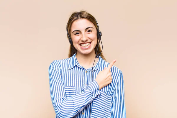 Mulher Bonita Loira Sorrindo Alegremente Sentindo Feliz Apontando Para Lado — Fotografia de Stock