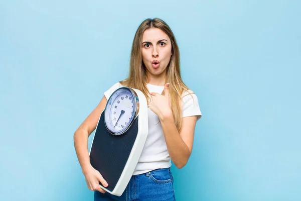 Blond Mooi Vrouw Kijken Geschokt Verrast Met Mond Wijd Open — Stockfoto