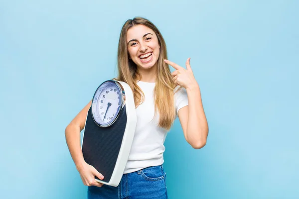 Blond Vacker Kvinna Ler Tryggt Pekar Egen Bred Leende Positiv — Stockfoto