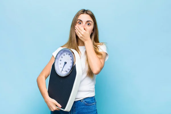 Blond Mooi Vrouw Bedekking Mond Met Handen Met Een Geschokt — Stockfoto