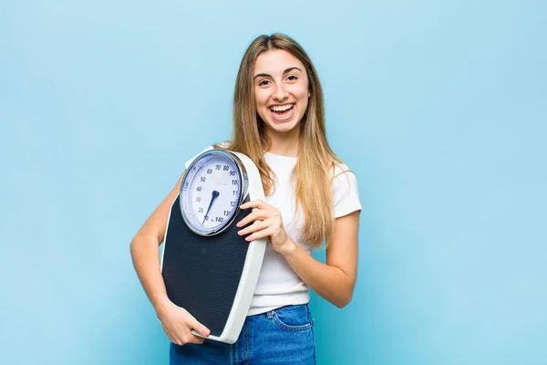 Blond Vacker Kvinna Ser Glad Och Positivt Överraskad Upphetsad Med — Stockfoto