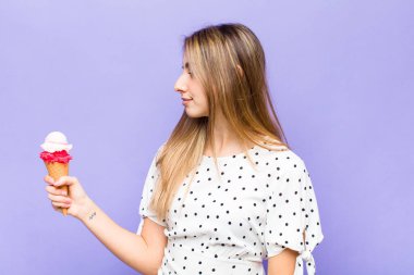 Profil görünümlü sarışın güzel kadın ileriyi kopyalamak istiyor, düşünüyor, hayal ediyor ya da hayal kuruyor.