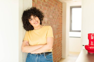 Genç ve güzel bir kadın yeni evinde.