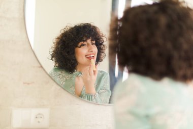 Yeni bir ev banyosunda genç ve güzel bir kadın.