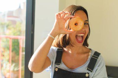 Bir grup arkadaş yeni evlerinde kahvaltı ediyorlar.