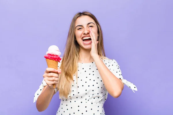 Blond Mooi Vrouw Gevoel Gelukkig Opgewonden Positief Het Geven Van — Stockfoto