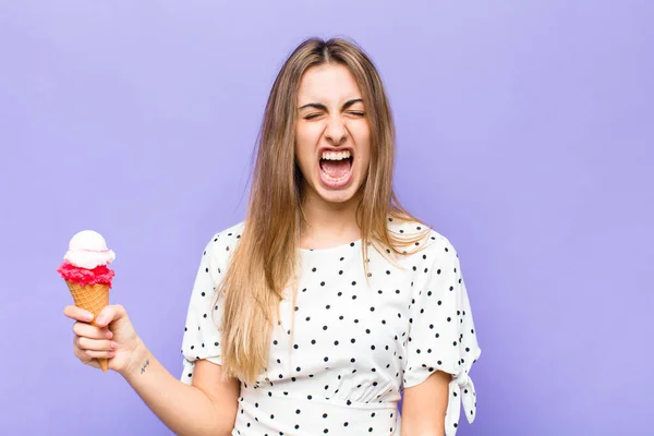 Blond Vacker Kvinna Skriker Aggressivt Ser Mycket Arg Frustrerad Upprörd — Stockfoto