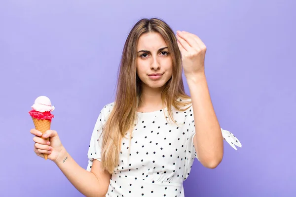 Blond Vacker Kvinna Gör Capice Eller Pengar Gest Säger Till — Stockfoto