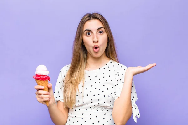 Blonde Pretty Woman Looking Surprised Shocked Jaw Dropped Holding Object — Stock Photo, Image