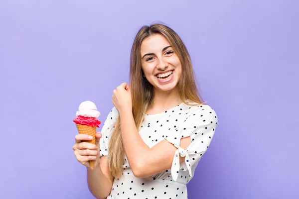 Blonde Hübsche Frau Die Sich Glücklich Positiv Und Erfolgreich Fühlt — Stockfoto