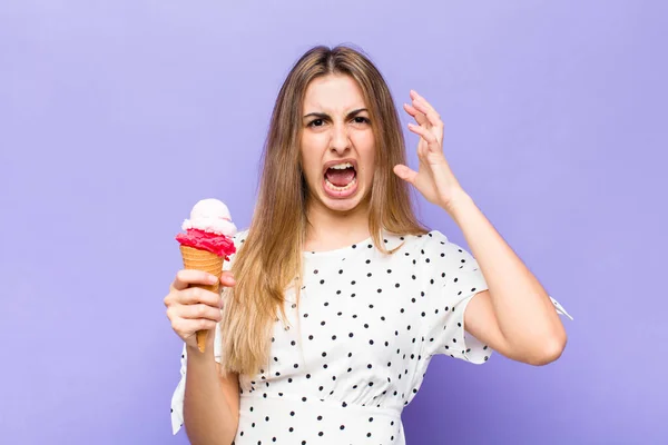 Bionda Bella Donna Urla Con Mani Alto Sente Furioso Frustrato — Foto Stock