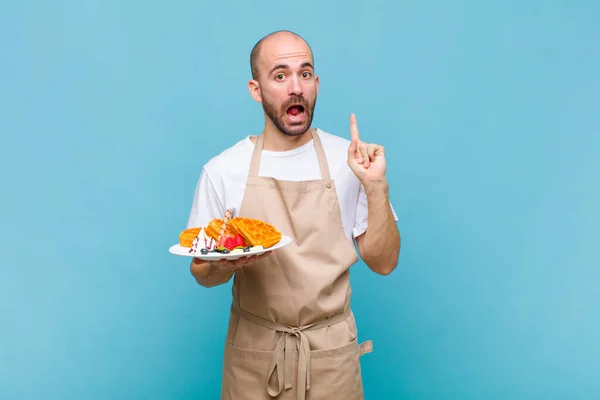 Jovem Padeiro Com Waffles — Fotografia de Stock