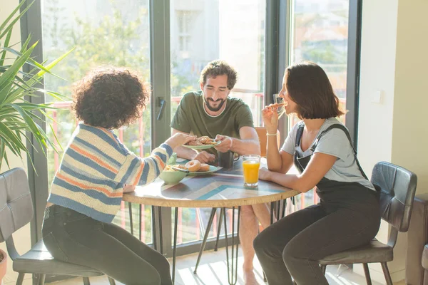 Groep Vrienden Ontbijten Samen Nieuw Huis — Stockfoto