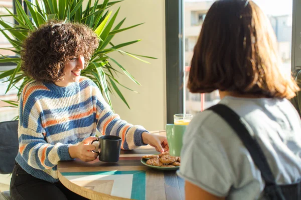 Groep Vrienden Ontbijten Samen Nieuw Huis — Stockfoto