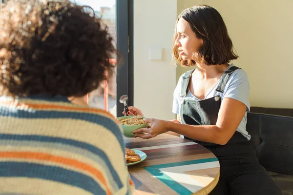 Groep Vrienden Ontbijten Samen Nieuw Huis — Stockfoto