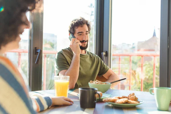 Groep Vrienden Ontbijten Samen Nieuw Huis — Stockfoto